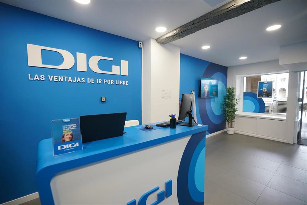 Archivo - Mostrador de la primera tienda de DIGI en Vitoria, a 30 de enero de 2024, en Vitoria, Álava, País Vasco (España). 