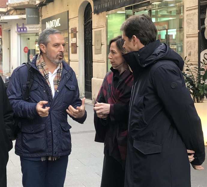 El vicesecretario de Hacienda del Partido Popular, Juan Bravo, y la alcaldesa de Zaragoza, Natalia Chueca, junto al presidente 'popular' provincial, Ramón Celma.