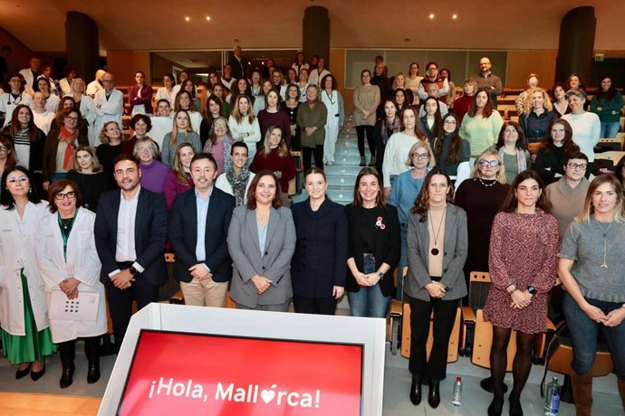 Firma del convenio entre el Servicio de Salud de Baleares y la Asociación Mamás en Acción para implantar el programa 'Curasana'