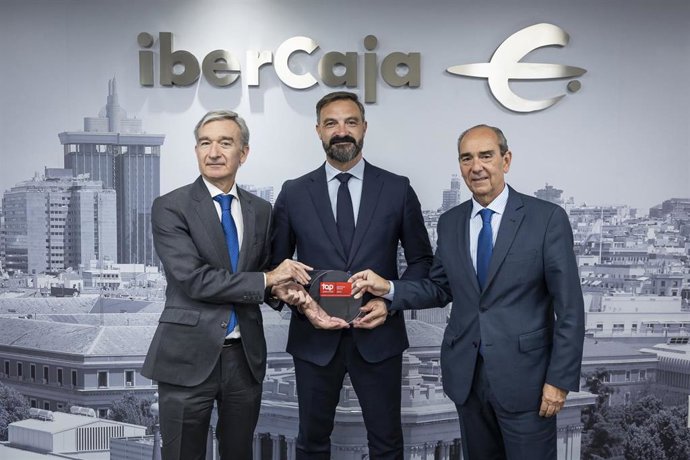 Archivo - El consejero delegado de Ibercaja, Víctor Iglesias, el regional manager SEE & ME en Top Employers, Massimo Begelle, y el director de Área de Personas de Ibercaja, José Ignacio Oto en el momento de la entrega del reconocimiento.