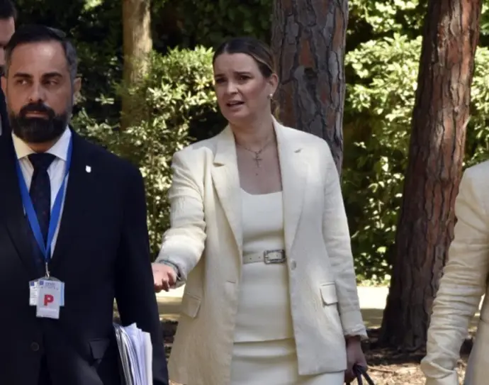 El jefe de gabinete, Alejandro Jurado, y la presidenta del Govern, Marga Prohens. - DAVID OLLER - EUROPA PRESS