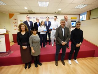 Los nadadores Beatriz Lérida y Marco Ozaeta recogen en el CSD los premios como ganadores femenino y masculino de la cuarta edición de la Liga AXA de Natación 2025.