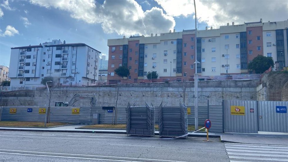 Imagen del muro-pantalla levantado con los dos edificios balncos desalojados de forma preventiva en la calle Unicef