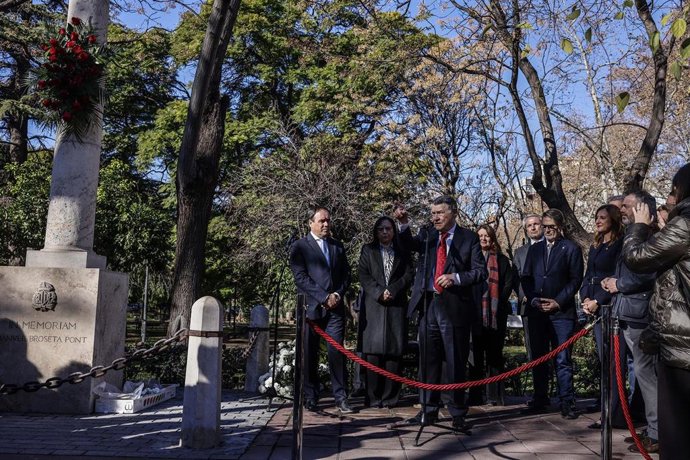 El president de la Generalitat, Juanfran Pérez Llorca, el exministro, Jordi Sevilla, y la alcaldesa, María José Catalá, durante el acto homenaje con motivo del XXXIV aniversario del asesinato del profesor Manuel Broseta, en el Monolito en el Parterre del 