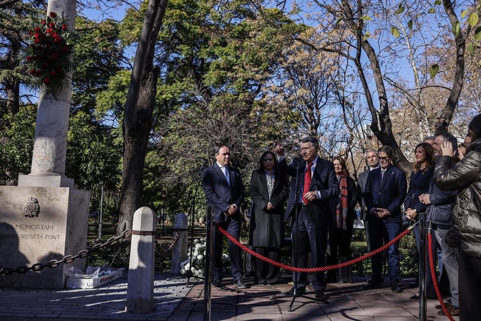 El president de la Generalitat, Juanfran Pérez Llorca, el exministro, Jordi Sevilla, y la alcaldesa, María José Catalá, durante el acto homenaje con motivo del XXXIV aniversario del asesinato del profesor Manuel Broseta, en el Monolito en el Parterre de