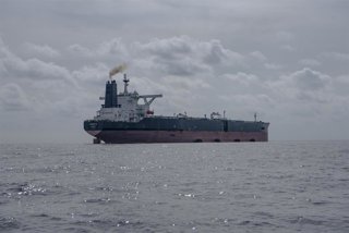 Archivo - El buque ANSHUN II con las defensas “Yokohama” preparadas y las tuberías conectadas para recibir otro petrolero y trasvasar crudo ruso, a 20 millas de Ceuta, a 5 de marzo de 2023, en Ceuta (España). 