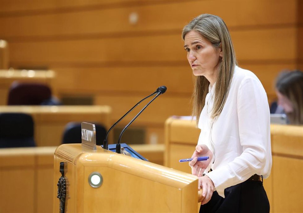 La vicepresidenta tercera y ministra para la Transición Ecológica, Sara Aagese, y la vicepresidenta primera y ministra de Hacienda, María Jesús Montero, durante una sesión plenaria extraordinaria, en el Senado,a 15 de enero de 2026, en Madrid (España). 