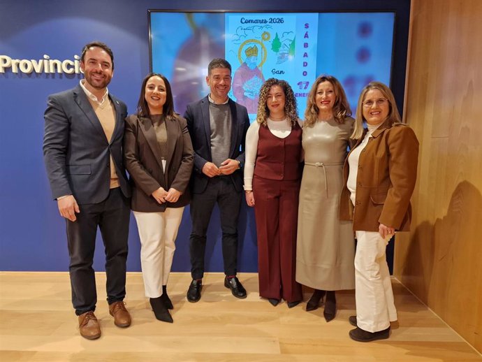 El vicepresidente de Territorio Sostenible de la Diputación de Málaga, Cristóbal Ortega, junto al alcalde de Comares, José Miguel Ruiz, y la mayordoma mayor del municipio, María José Martín, durante la presentación de esta festividad.