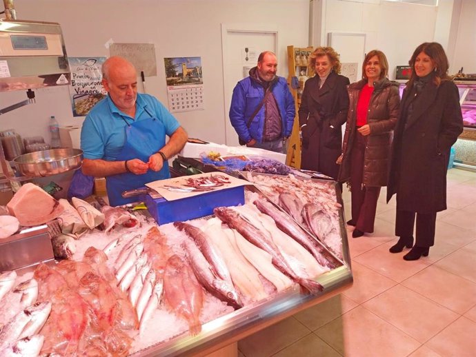 La directora general de Vivienda, María Pardo (i); la alcaldesa de Abades, Magdalena Rodríguez, y la delegada territorial, Raquel Alonso, durante la visita al local de la pescadería.