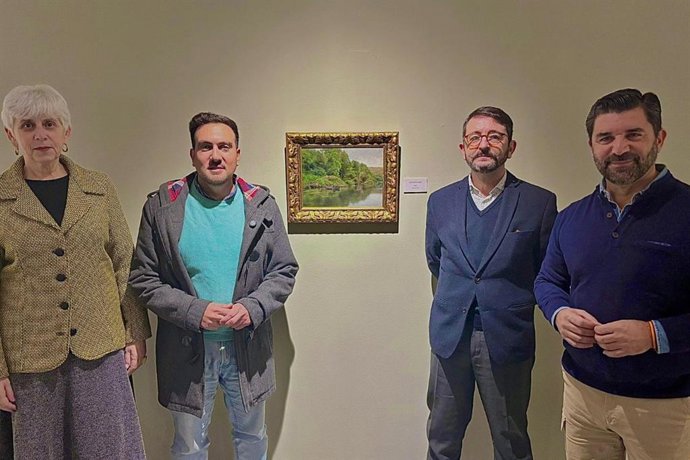 El delegado de Cultura, Patrimonio y Museos, Christopher Rivas, junto al cuadro 'Barca en Alcalá de Guadaíra'.
