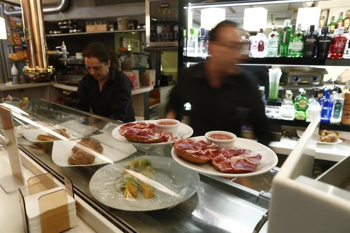 Archivo - Camareros en un bar