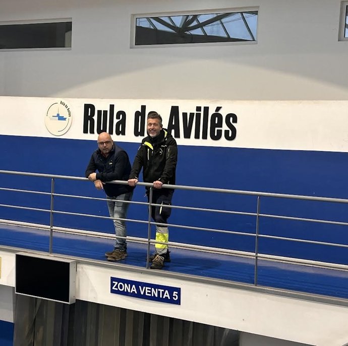 El gerente de Nueva Rula de Avilés, Ángel Muñoz, y el jefe de Cancha, Jorge Juan Fernández