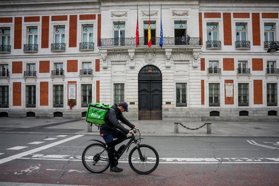 Archivo - Un 'rider' de Uber Eats circula por la Puerta del Sol, en Madrid (España)  