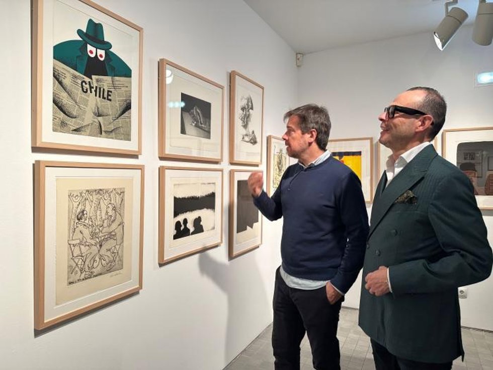 El director del Museo Pablo Serrano, Julio Ramón, y el director general de Cultura del Gobierno de Aragón, Pedro Olloqui, en la presentación de la exposición 'El susurro hecho imagen. La denuncia en la colección Escolano Olivares.
