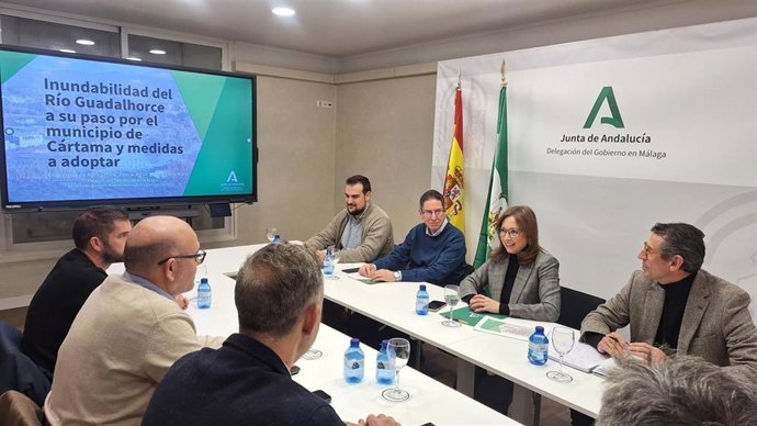 La delegada del Gobierno de la Junta de Andalucía en Málaga, Patricia Navarro, preside una reunión para abordar soluciones a la inundabilidad de Cártama