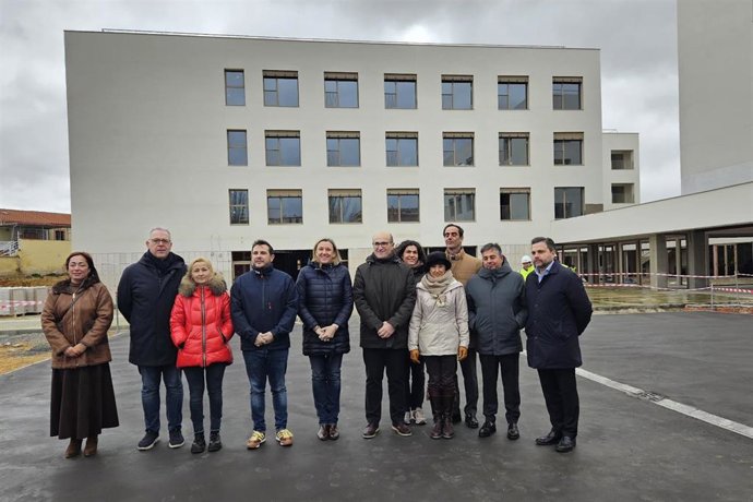La vicepresidenta de la Junta y consejera de Familia e Igualdad de Oportunidades, Isabel Blanco, con el resto de las autoridades, a la entrada de la residencia.