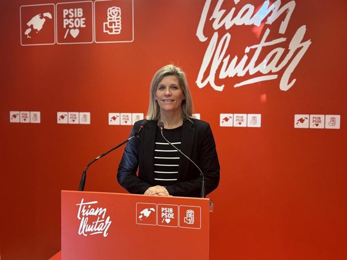 La portavoz adjunta del PSIB en el Consell de Mallorca, Sofia Alonso, en rueda de prensa.