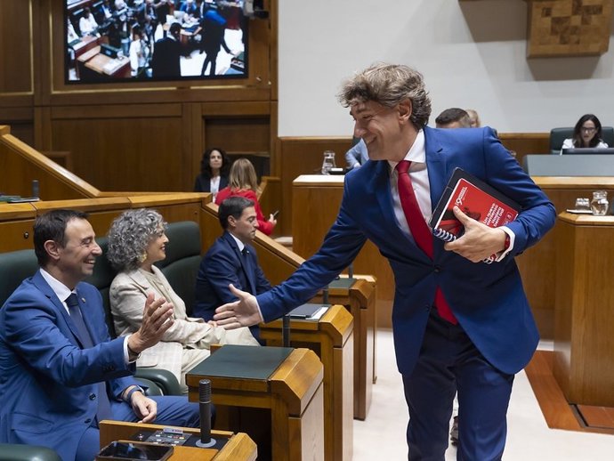 El secretario general del PSE-EE, Eneko Andueza, da la mano al vicelehendakari y consejero socialista, Mikel Torres