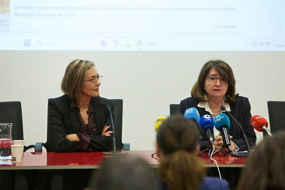 La rectora de la UA, Amparo Navarro (d), ofrece una rueda de prensa durante el encuentro con medios de comunicación