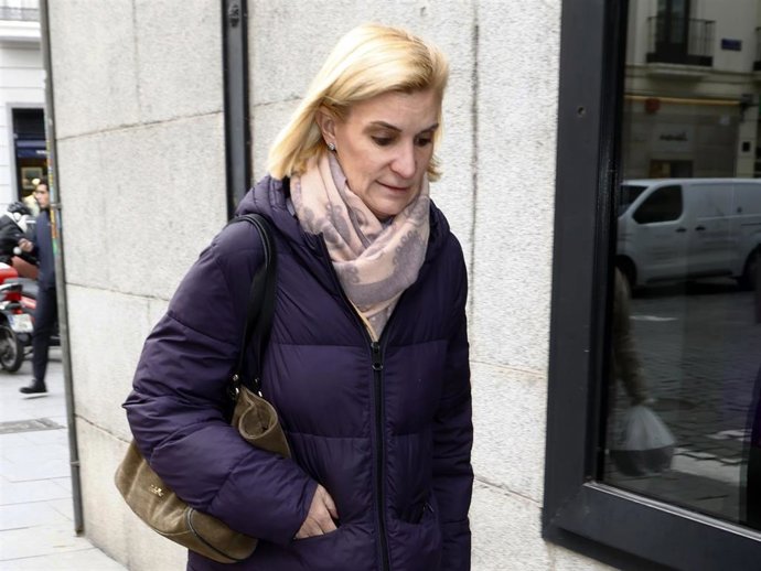 María Zurita pasea a su perro, a 15 de enero de 2026, en Madrid (España).