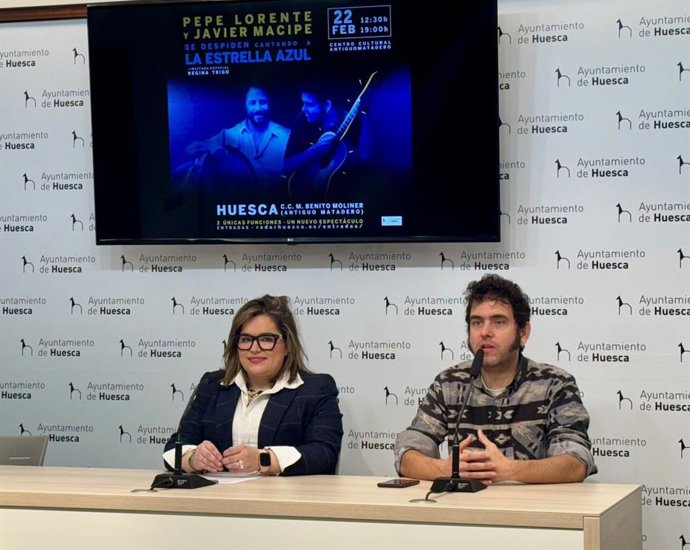 La concejal de Cultura del Ayuntamiento de Huesca, Sonia Latre, y el director de cine Javier Macipe.