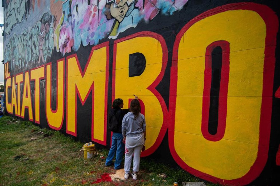 Archivo - Mural en Bogotá que recuerda la crisis de la región de Catatumbo.