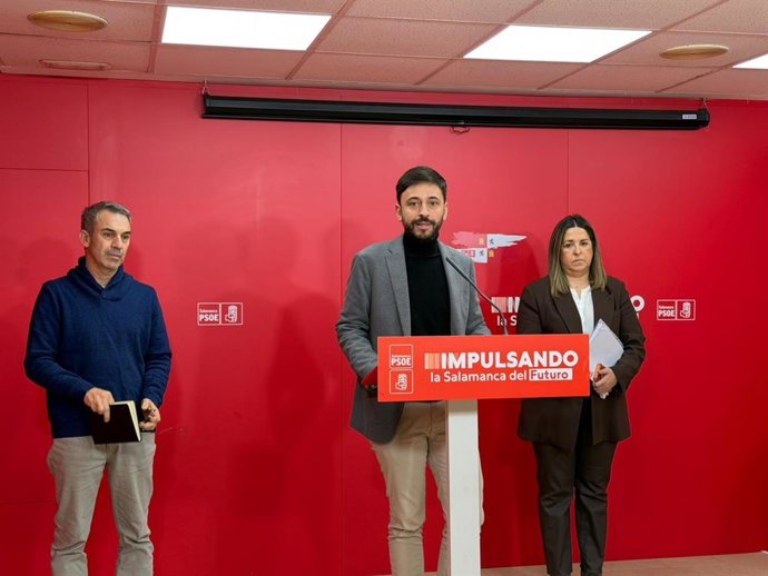Díaz (C) junto a Luengo y Merino durante la rueda de prensa.