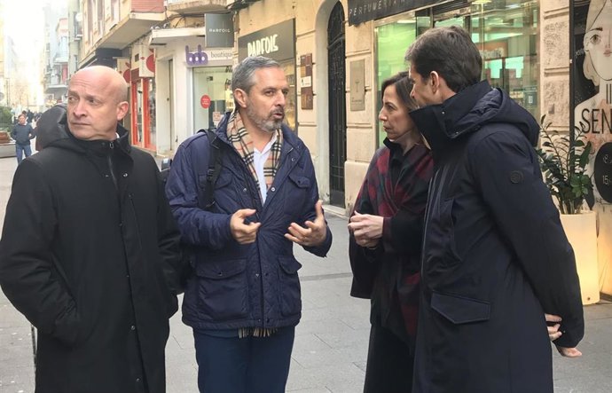 El vicesecretario de Hacienda del Partido Popular, Juan Bravo; la alcaldesa de Zaragoza, Natalia Chueca; el presidente 'popular' provincial, Ramón Celma; y el consejero municipal de Economia, Carlos Gimeno.