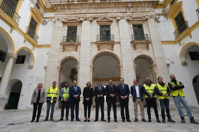 Juanma Moreno con el alcalde de Cádiz, la presidenta de la Diputación y el rector de la UCA en su visita a las obras de Valcárcel.