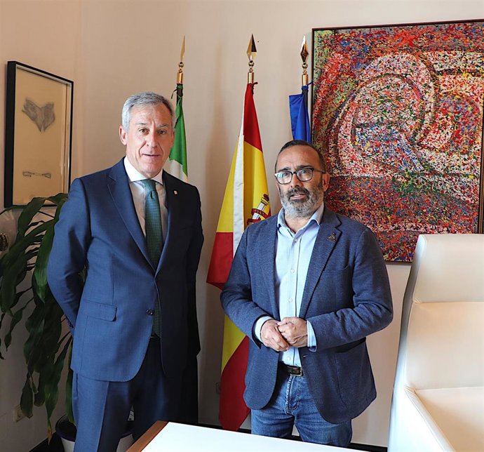El presidente de Eurocaja Rural, Javier López Martín, y el presidente de la Diputación de Cáceres, Miguel Ángel Morales
