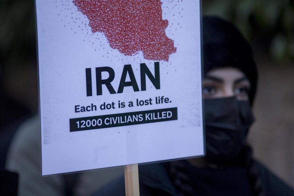 Un cartel a favor de las manifestaciones antigubernamentales en Irán