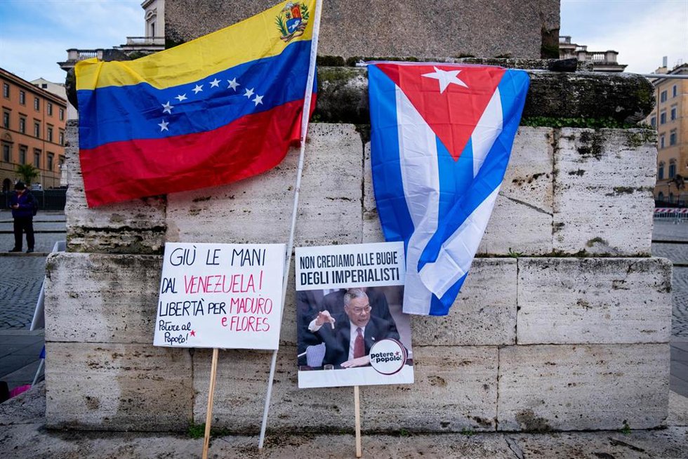 Manifestantes en Italia a favor de Venezuela tras la intervención estadounidense para capturar a Nicolás Maduro.