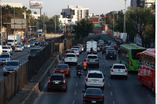 Morena busca homologar la Ley de Movilidad con la federal e incluir un transitorio para mantener licencias permanentes.