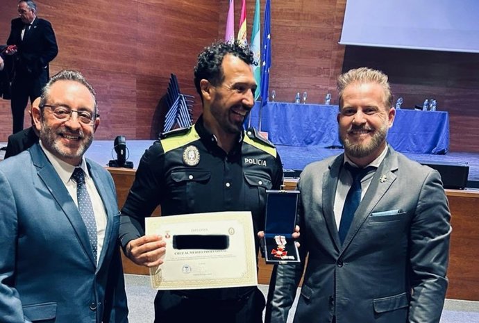 El portavoz adjunto de Vox en el Consistorio nazareno (i) y el portavoz de dicha formación, junto al policía local que ayudó a salvar la vida de una persona