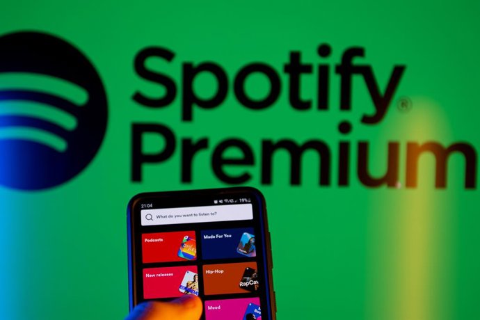 Archivo - Arquivo - 7 de fevereiro de 2023, Polônia: Nesta ilustração fotográfica, o logotipo do Spotify Premium é exibido em um smartphone e no fundo.