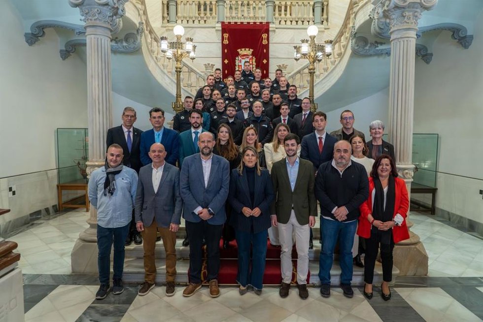 La alcaldesa, Noelia Arroyo, junto a concejales y agentes de la Policía Local