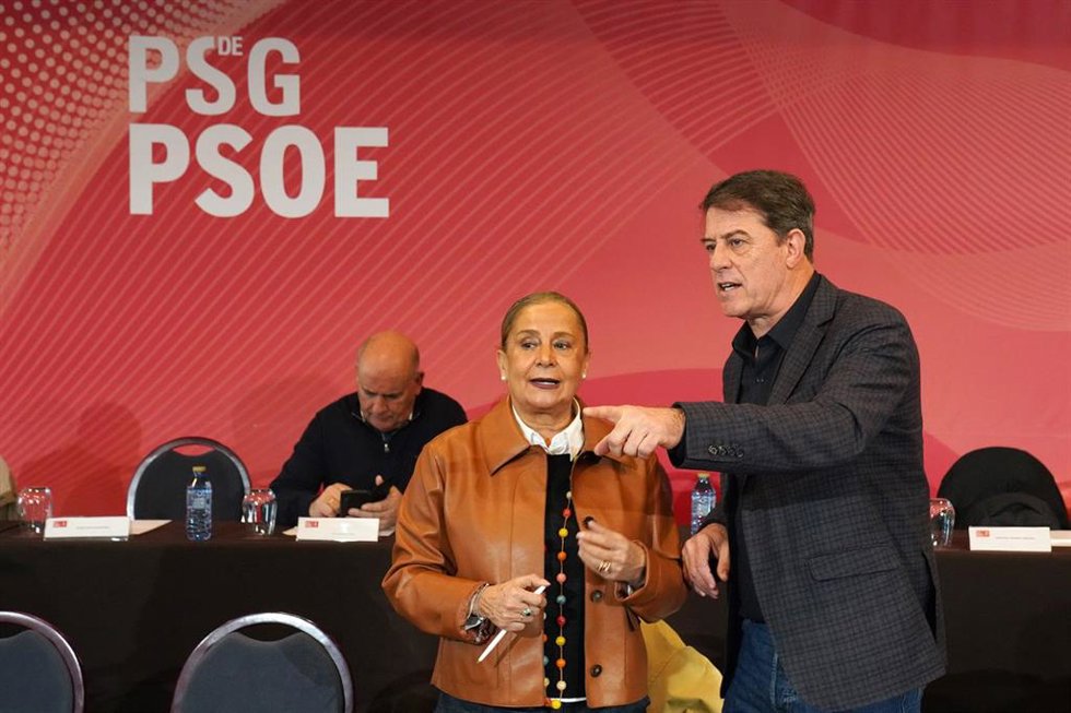El secretario general del PSdeG y portavoz del Grupo Socialista en el Parlamento de Galicia, José Ramón Gómez Besteiro (d), durante la reunión del Comité Nacional del Partido Socialista de Galicia, a 10 de enero de 2026, en Santiago de Compostela, A Cor
