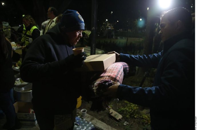 DIF Jalisco y Guadalajara entregan cobijas y comida a personas en calle durante operativo invernal
