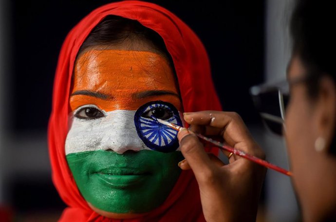 Archivo - 25 January 2019, India, Chennai: A college student gets her face painted in the colours of the Indian Flag ahead of the Republic Day celebrations. Photo: R Gnanasasthaa/PTI/dpa