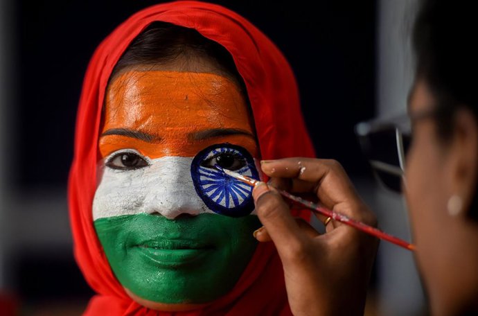 Archivo - 25 January 2019, India, Chennai: A college student gets her face painted in the colours of the Indian Flag ahead of the Republic Day celebrations. Photo: R Gnanasasthaa/PTI/dpa