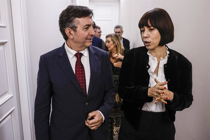 El presidente de la CEV, Vicente Lafuente y la ministra de Ciencia y Universidades y secretaria general del PSPV-PSOE, Diana Morant, declaran ante los medios tras una reunión