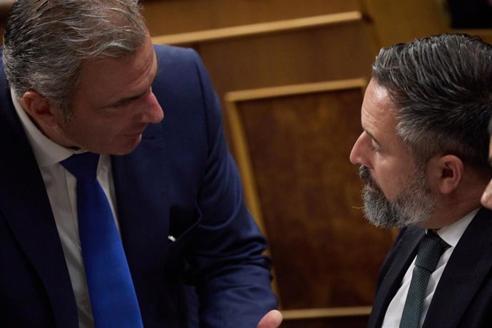 Archivo - El portavoz de Vox, Javier Ortega Smith (i) habla con el presidente de VOX, Santiago Abascal (d), durante una sesión plenaria en la Cámara Baja, a 17 de septiembre de 2024, en Madrid (España). 