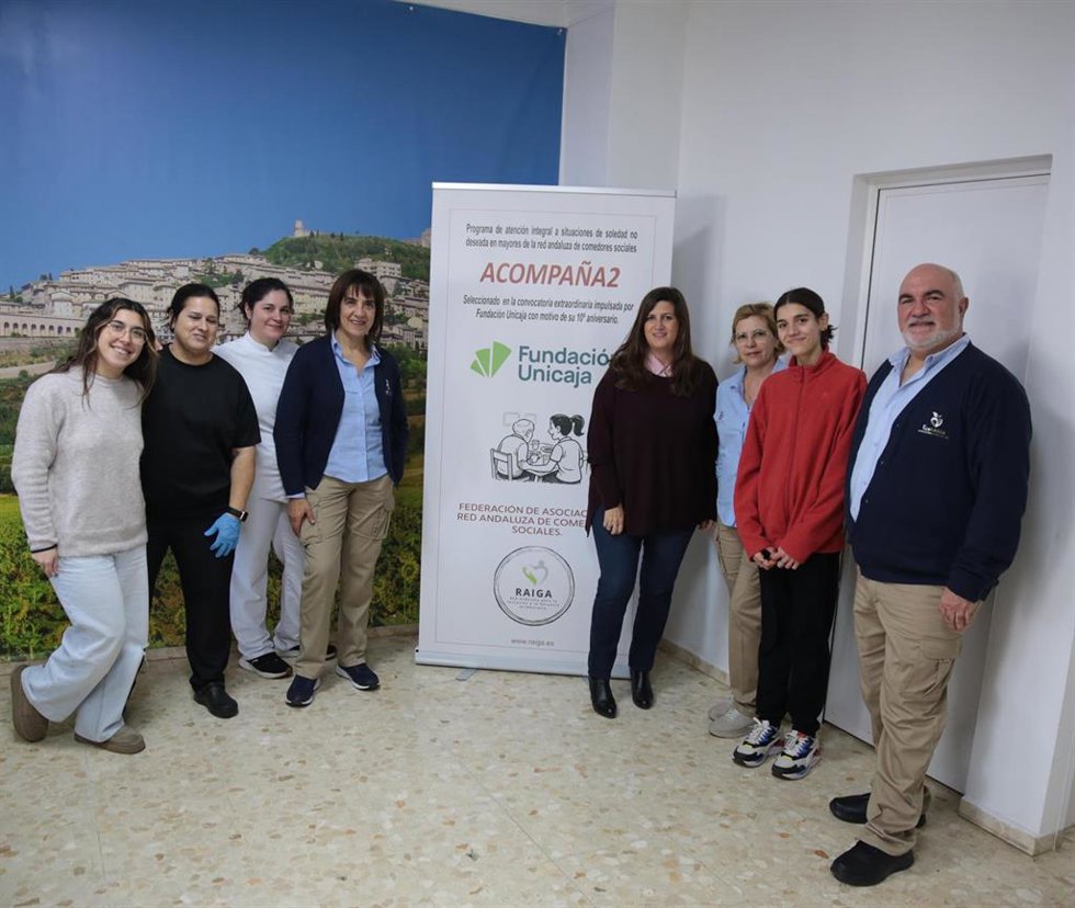 La responsable de Solidaridad e Investigación de Fundación Unicaja, Ana Cabrera, junto al director del dispensador social de la Asociación Casas de Asís de Antequera, perteneciente a Raiga, Ángel P. Guerrero, ha asistido a uno de los repartos de aliment