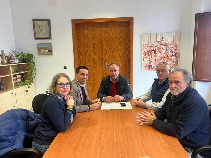 El diputado de Servicios Públicos Supramunicipales de la Diputación de Sevilla, Gonzalo Domínguez, en una reunión en el Ayuntamiento de Castilblanco de los Arroyos.