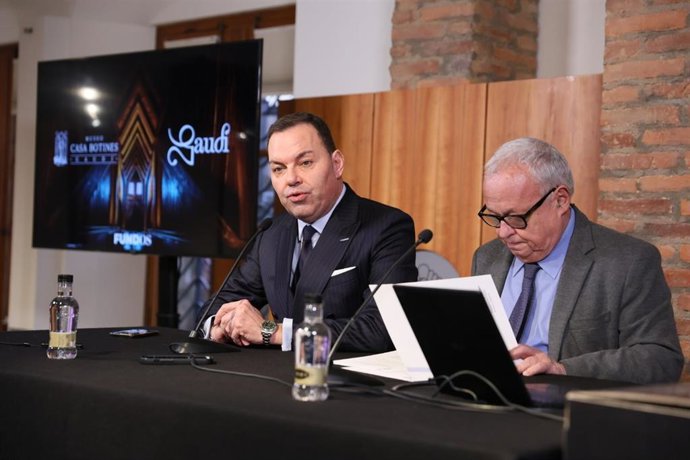 El director general de la Fundación Obra Social de Castilla y León (Fundos), José María Viejo (izquierda) y el consejero de Cultura, Turismo y Deporte, Gonzalo Santonja (derecha), este jueves en el Museo Casa Botines, en León capital.