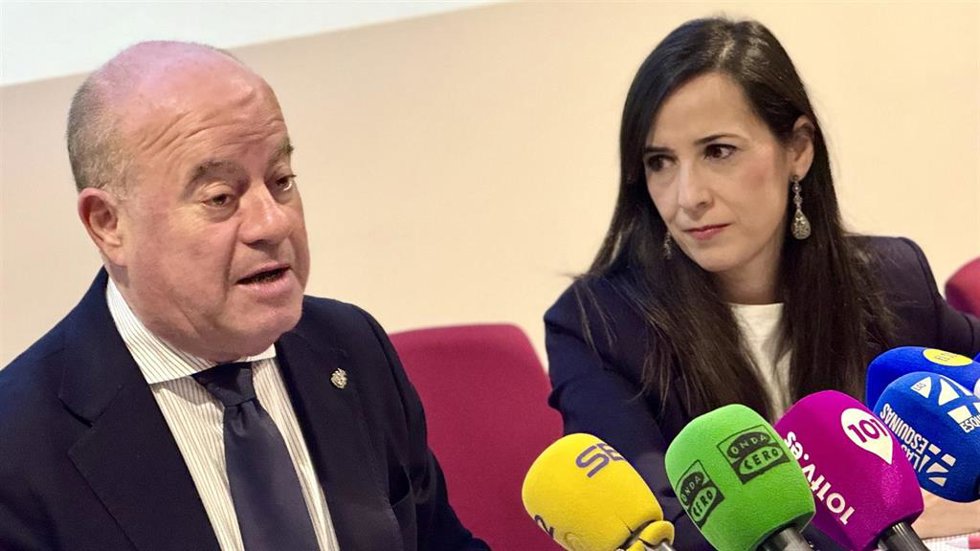 El alcalde de Antequera, Manuel Barón, y la concejala responsable de Turismo y Patrimonio Mundial, Ana Cebrián, han informado en rueda de prensa del despliegue de la ciudad en Fitur 2026.