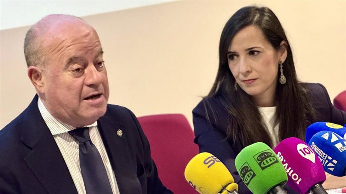 El alcalde de Antequera, Manuel Barón, y la concejala responsable de Turismo y Patrimonio Mundial, Ana Cebrián, han informado en rueda de prensa del despliegue de la ciudad en Fitur 2026.