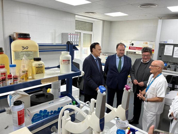 El consejero de Universidad, Investigación e Innovación, José Carlos Gómez Villamandos, en una visita al Instituto de Investigación e Innovación Biomédica de Cádiz (Inibica)