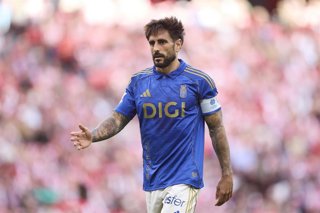 Archivo - El capitán del Real Oviedo David Costas, ante el Athletic Club en San Mamés.