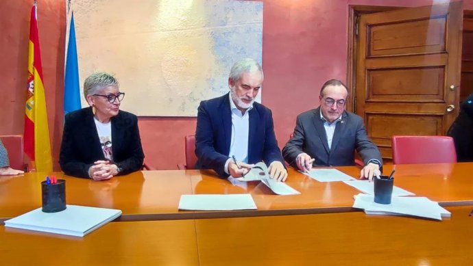 El gerente del Sespa, Aquilino Alonso, y el secretario general del Simpa, José Antonio Vidal, han formalizado el acuerdo en presencia de la consejera de Salud, Concepción Saavedra.